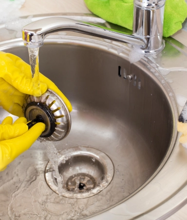 Cleaning kitchen sink