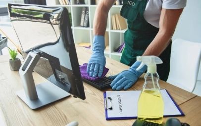 Office-Daily-Cleaning (1) Man cleaning office desk